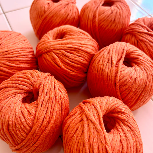How does yarn weight affect knitting gauge?